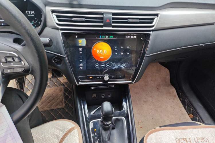 Used Roewe i5 2020 1.5L Automatic 4G Connect Luxury Flagship Edition Audio And AC Panel