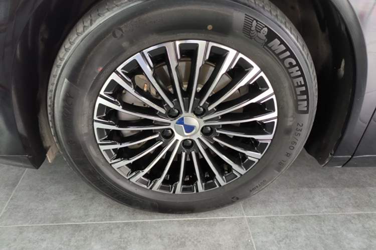 Used Denza D9 2024 DM-i 1050 Luxury Model Left Front Wheel Hub