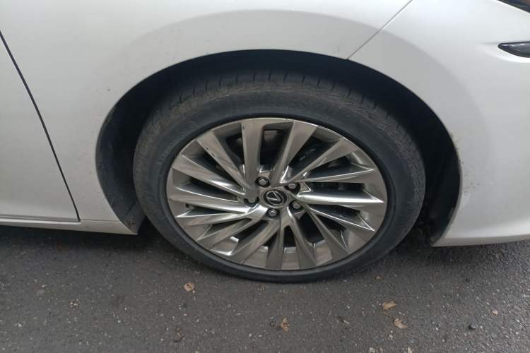 Used Lexus ES 2020 300h Executive Edition
