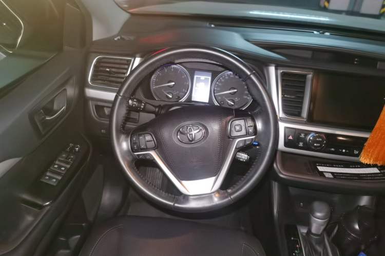 Used Toyota Highlander 2018 2.0T Four-Wheel Drive Prestige Version 7 Seats China V Emission Standard Steering Wheel