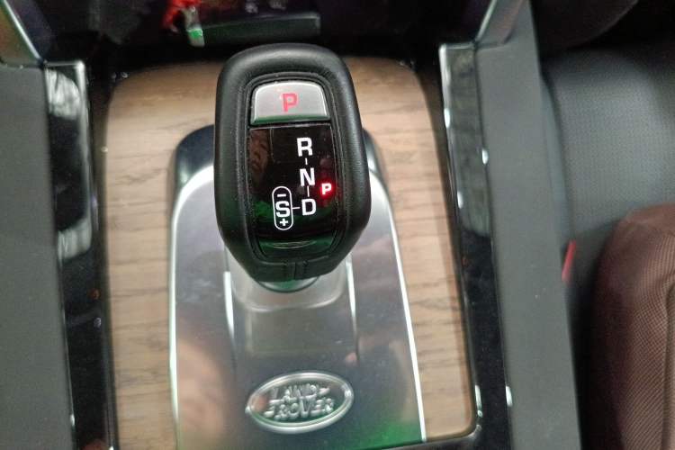 Used Land Rover Discovery Sport 2020 249 PS R-Dynamic Performance Edition Gear Lever