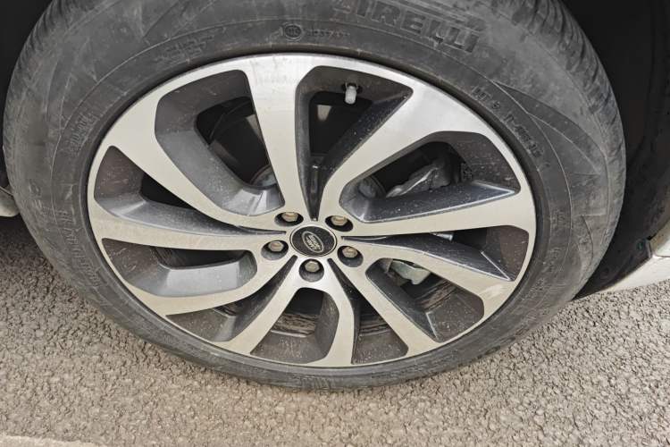 Used Land Rover Discovery Sport 2020 249 PS R-Dynamic Performance Edition Right Front Wheel Hub