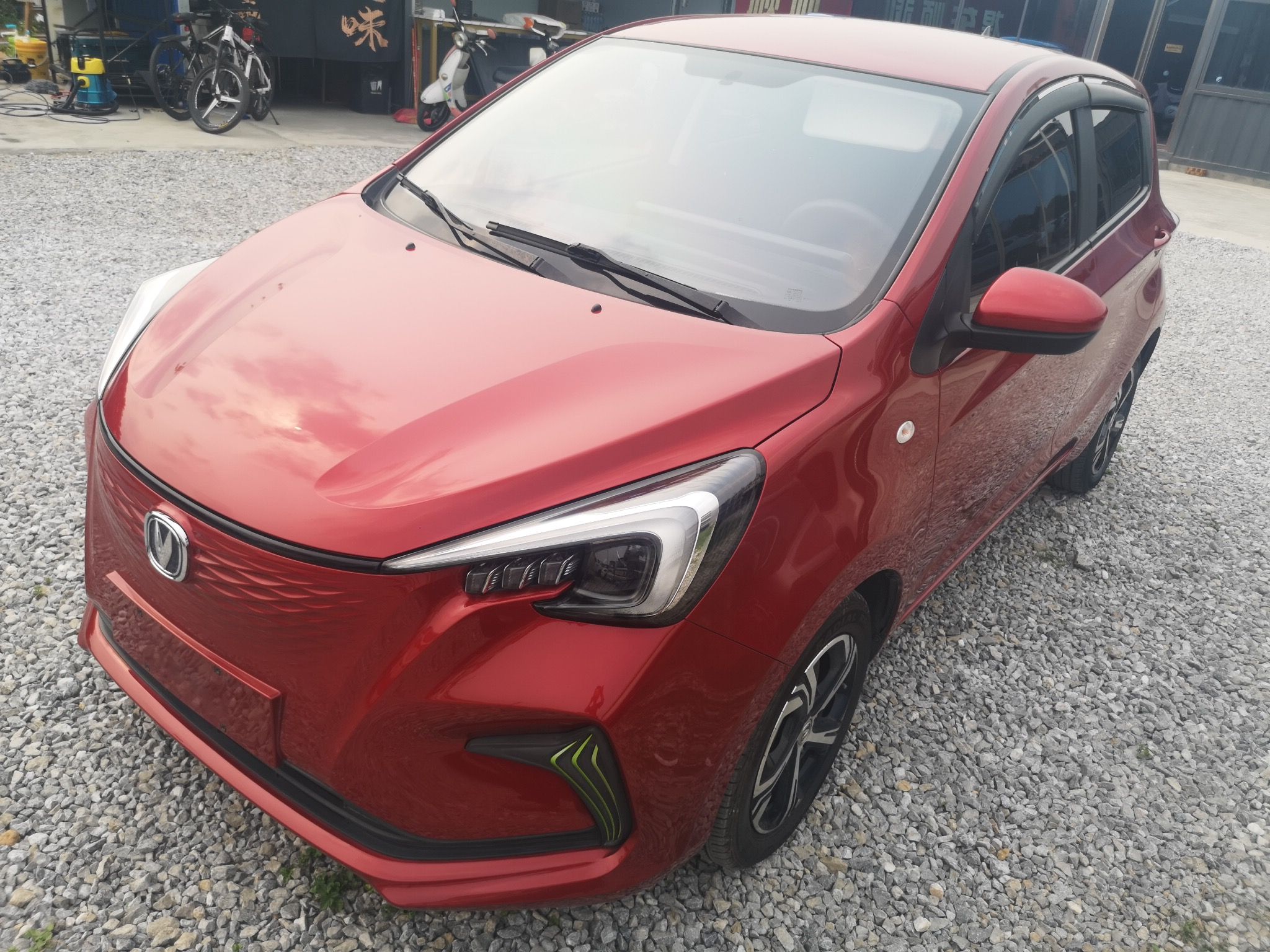 تحت مقدمة السيارة