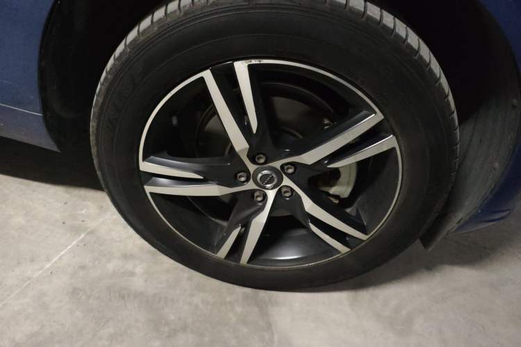 Used Volvo XC60 2019 T5 4x4 Zhiyuan Sport Edition China V Standard Right Front Wheel Hub