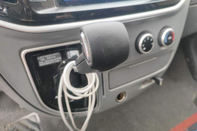 Used SAIC MAXUS Xintu V80 2019 2.5T Classic Model AMT Aoyuntong Long Wheelbase Mid-Roof 7-Seater
