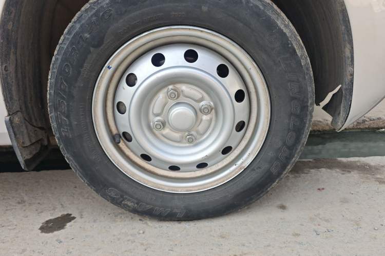 Used Wuling Hongguang V 2022 1.5L Jingqu Edition Enclosed-Window Vehicle with Hydraulic Power Steering LAR Right Front Wheel Hub