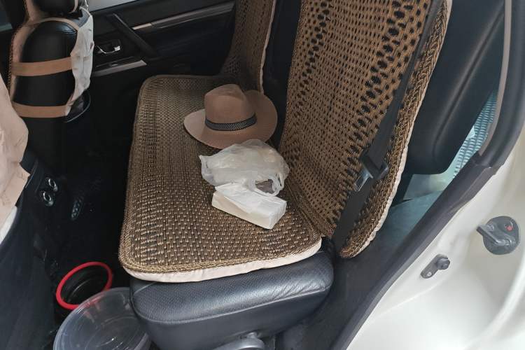 Used Mitsubishi Pajero 2012 3.8L Flagship Edition Interior 4