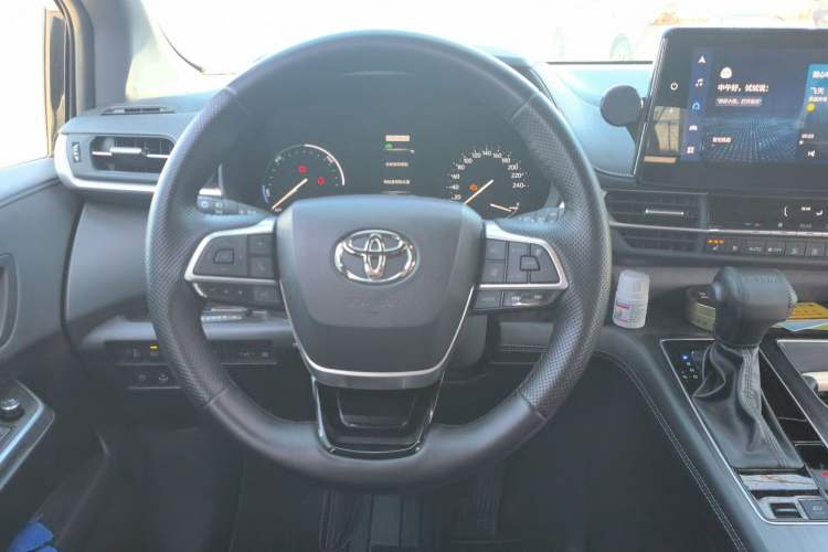 Used Toyota Sienna 2023 2.5L Hybrid Deluxe Edition
