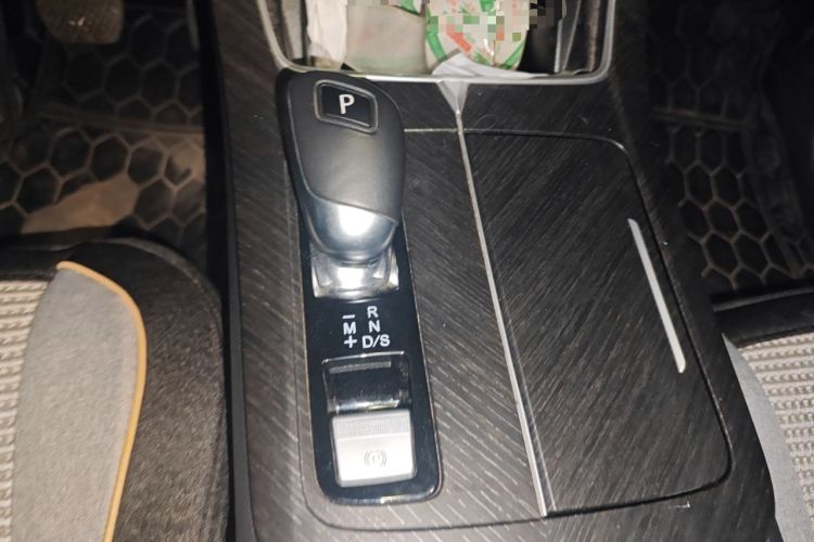 Used Venucia V 2022 260T Black Horse Edition · Idol Gear Lever