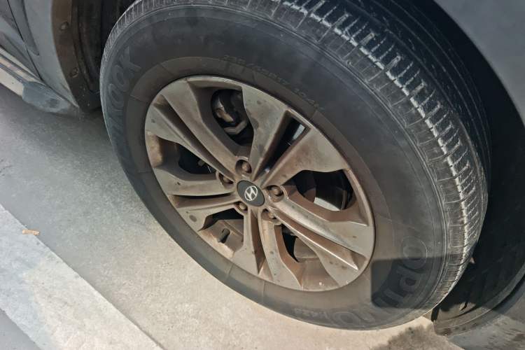 Used Hyundai Santa Fe 2015 2.4L Automatic Two-Wheel Drive Smart Version 5 Seats
