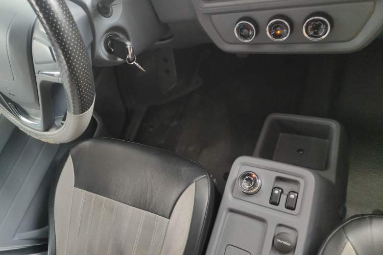 Used Wuling Yangguang 2024 300KM Comfort Version Passenger Van 75kW
