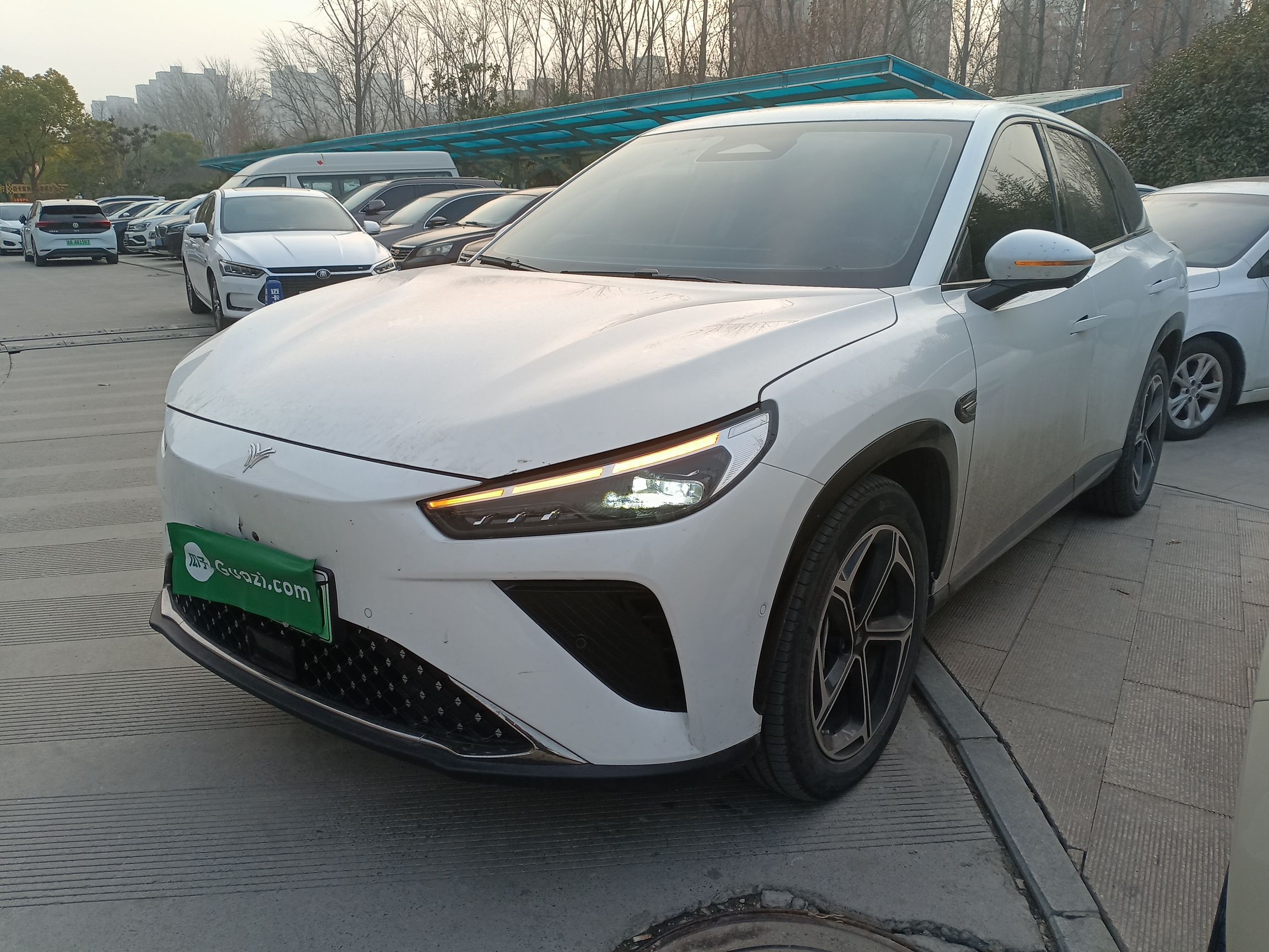 Под передней частью автомобиля