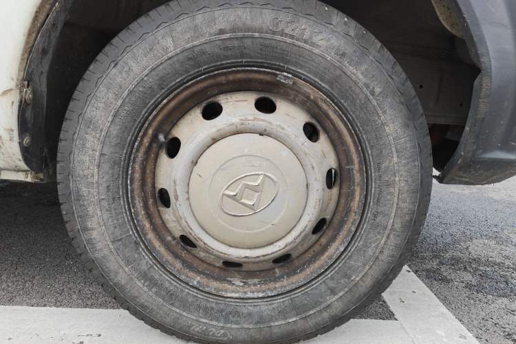 Used SAIC MAXUS Xintu V80 2014 2.5T Aotuntong Long Wheelbase Mid-Roof Model Right Front Wheel Hub