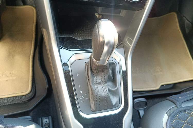 Used Volkswagen T-ROC 2018 230TSI DSG Two-Wheel Drive Advanced Version China VI Standard
