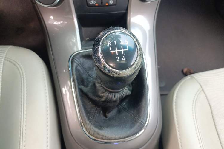 Used Chevrolet Cruze 2015 1.5L Classic SE MT Gear Lever