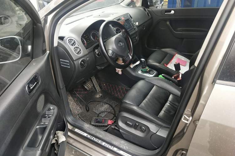 Used Volkswagen Golf 2011 1.4TSI Cross Golf Driver Seat