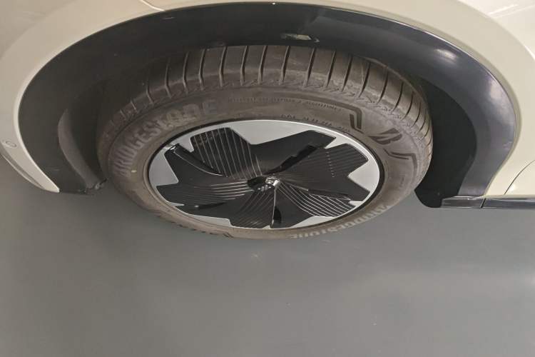 Used IM LS7 2023 77 kWh Urban Fit Rear-Wheel Drive Left Front Wheel Hub