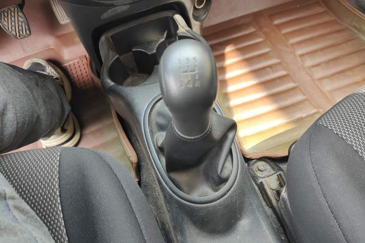 Used Nissan Sunny 2011 1.5XE Manual Comfort Edition Gear Lever