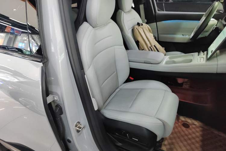 Used Nio ES6 2024 75 kWh Right Front Seat