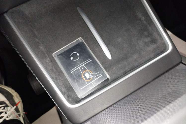 Used Tesla Model Y L 2025 Model Long-Range All-Wheel-Drive Version