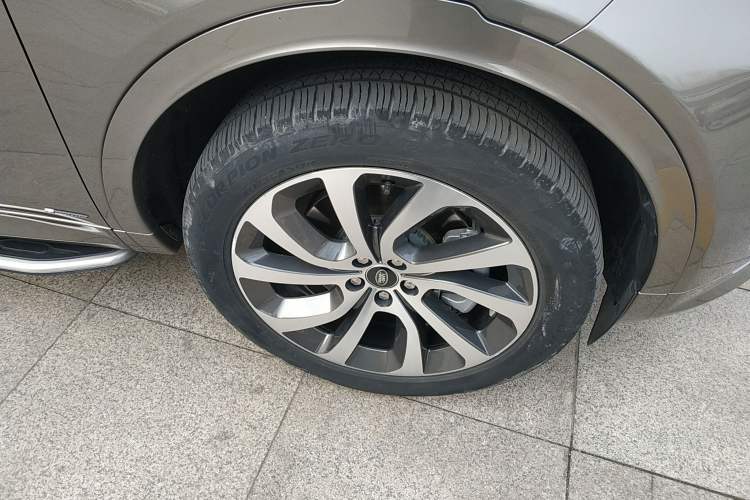 Used Land Rover Discovery Sport 2021 249 PS R-Dynamic S Performance Edition Right Front Wheel Hub