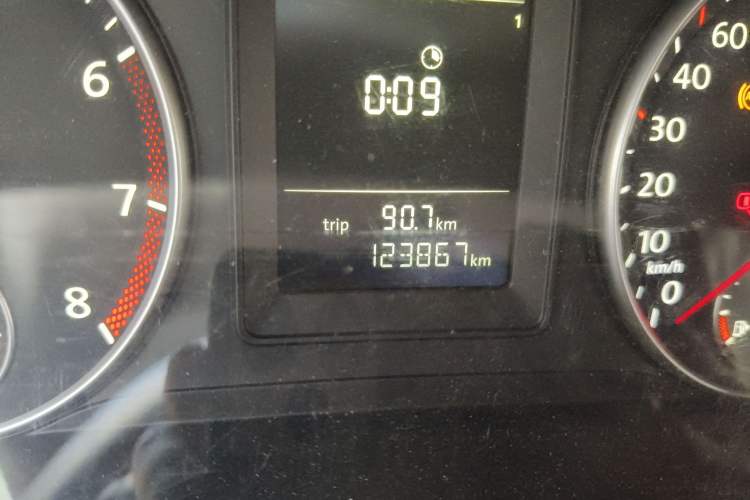 Used Volkswagen Touran 2013 1.4T Manual Fashion Edition 5 Seats Odometer Close Up