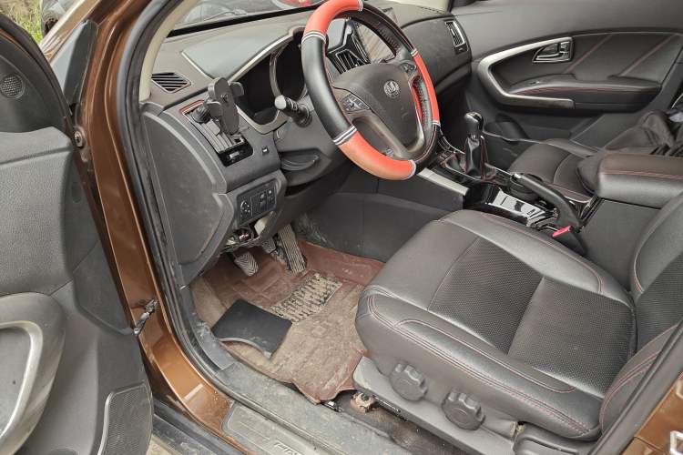 Used Huatai Santa Fe 2016 1.5T Gasoline Manual Two-Wheel Drive Smart Enjoyment i3 Model Driver Seat