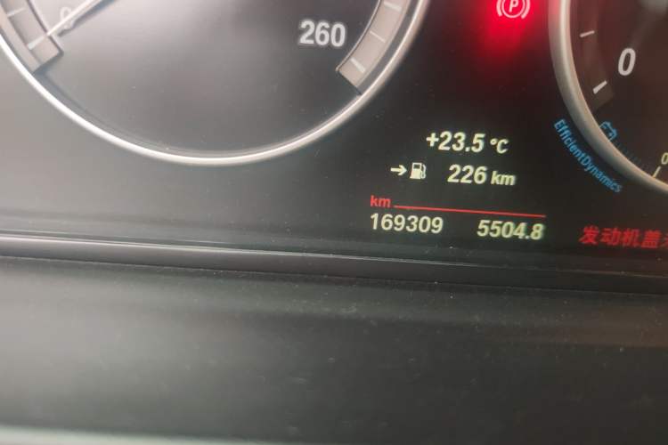 Used BMW 5 Series 2014 525Li Leading Model Odometer Close Up