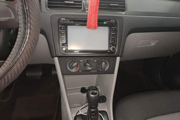Used Skoda Rapid 2015 1.6L Automatic Enjoyment Selection Model Audio And AC Panel