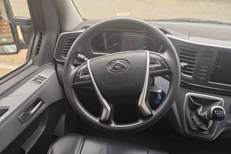 Used SAIC MAXUS Xintu V80 2025 Value Edition Aoyuntong 2.0T Manual Long Wheelbase Mid-Height Design 127 Ps 6/7/9-Seater Steering Wheel