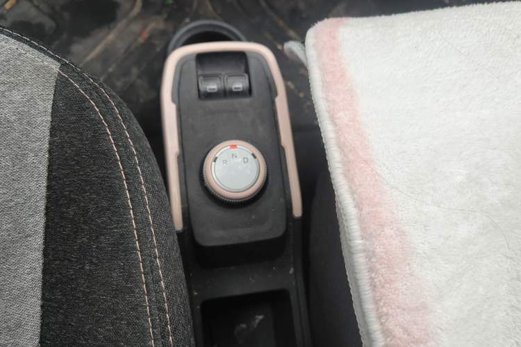 Used Chery QQ Ice Cream 2022 170km Sundae Phosphate Lithium-Ion Gear Lever