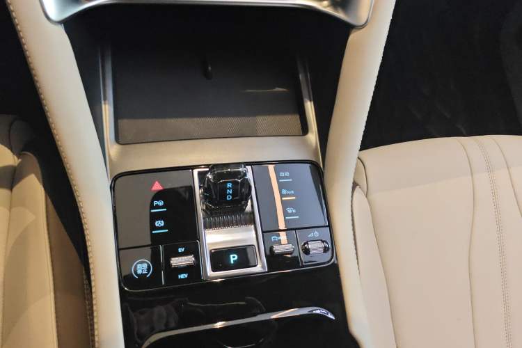 Used BYD Song PLUS New Energy 2025 DM-i Intelligent Driving 112KM Prestige Model Gear Lever