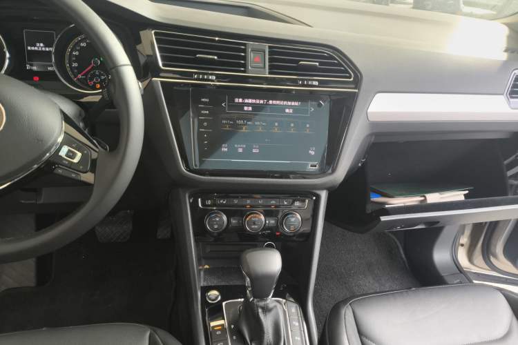 Used Volkswagen Tiguan L 2020 330TSI Automatic Two-Wheel Drive Smart Luxury Edition China VI Standard Audio And AC Panel