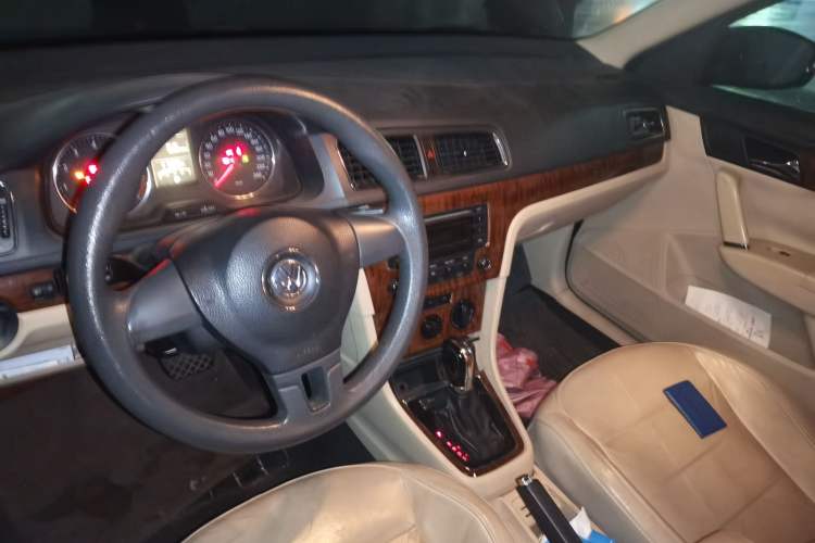 Used Volkswagen Lavida 2013 Restyled Classic 1.6L Automatic Comfort Edition Center Console