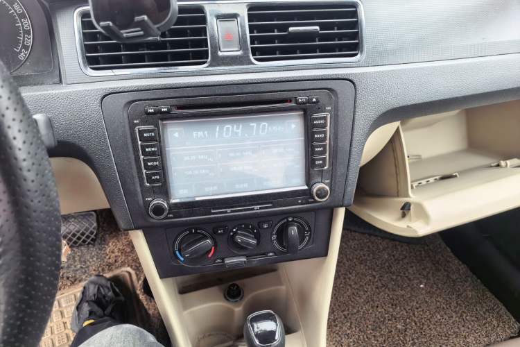 Used Skoda Rapid 2013 1.6L Automatic Smart Selection Model Audio And AC Panel