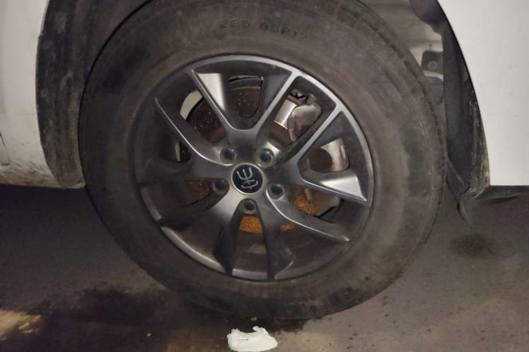 Used BYD Song 2020 Classic Edition 1.5T Manual Luxury Model Right Front Wheel Hub