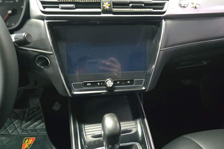 Used Roewe i5 2019 1.5L Automatic 4G Connected Langhao Edition Audio And AC Panel