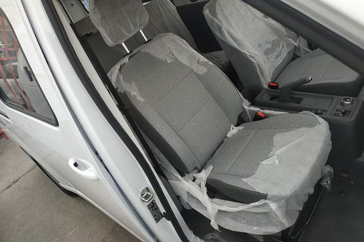 Used Wuling Yangguang 2024 300KM Comfort Version Passenger Van 75kW Right Front Seat