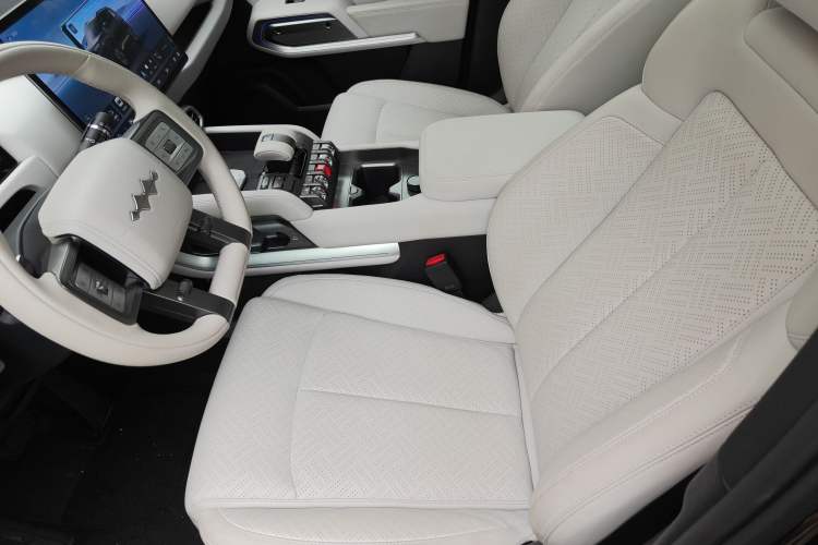 Used Formula Leopard Titanium 3 2025 501KM All-Wheel Drive Intelligent Driving Ultra Version Left Front Seat