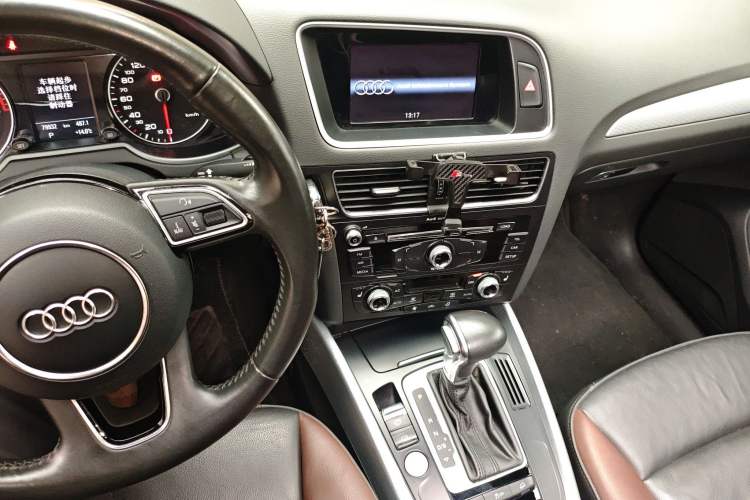 Used Audi Q5 2017 Plus 40 TFSI Technology Model Audio And AC Panel