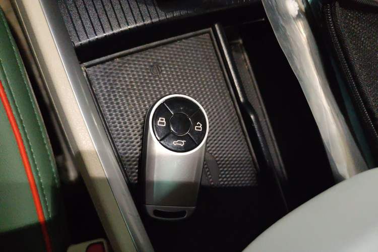 Used ORA Good Cat 2023 401 km Standard Range Premium Version Lithium Iron Phosphate Vehicle Key