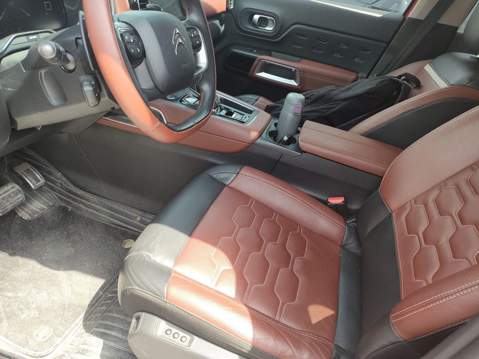 Переднее сиденье в автомобиле