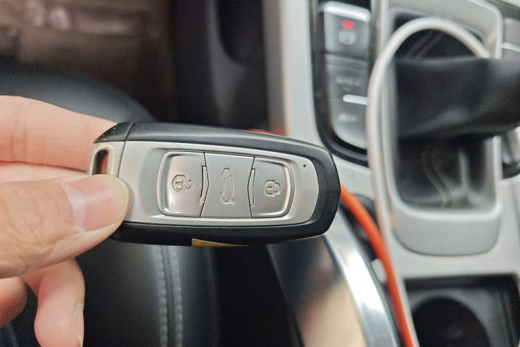 Used Geely Auto Emgrand X7 Sport 2016 2.0L Manual Smart Connect Version
