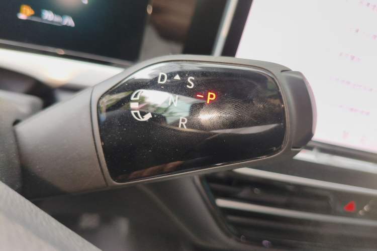 Used Volkswagen Passat 2025 Pro 380TSI Dragon Supreme Edition Gear Lever