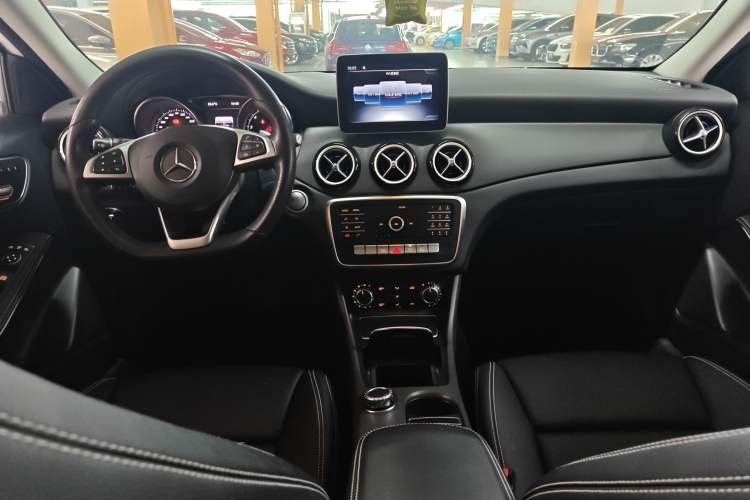 Used Mercedes-Benz GLA 2019 GLA 200 Fashion Model Center Console