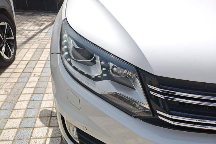 Used Volkswagen Tiguan 2013 2.0 TSI Automatic All-Wheel-Drive Flagship Edition Right Front Headlight