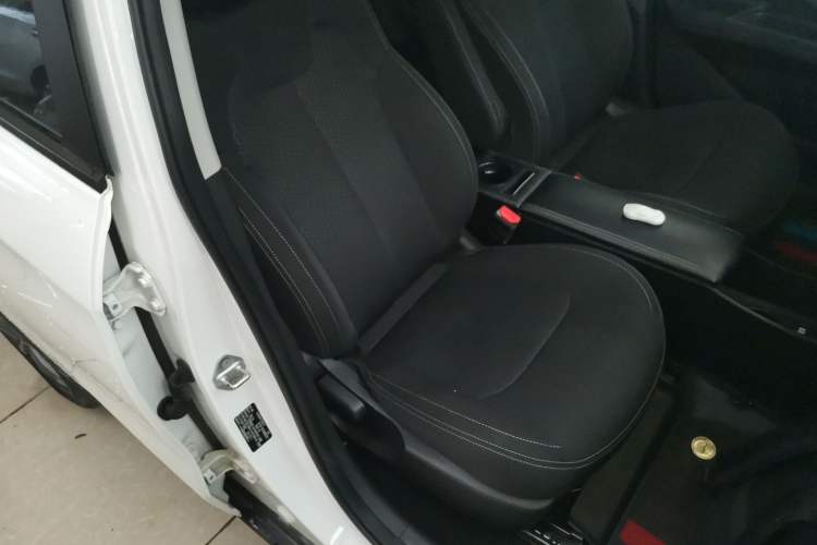 Used NETA V 2021 Standard Range Entertainment Version – Upgraded Model Right Front Seat