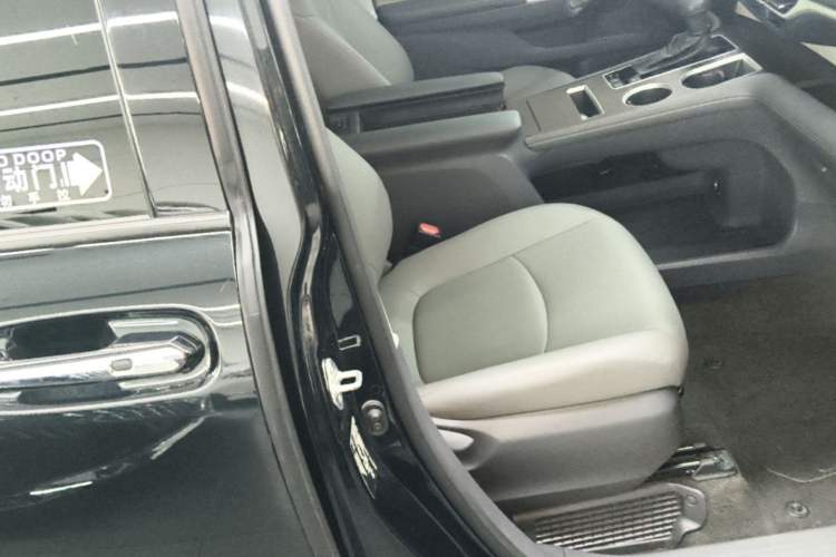Used Toyota Granvia 2023 2.5L Hybrid Comfort Edition
