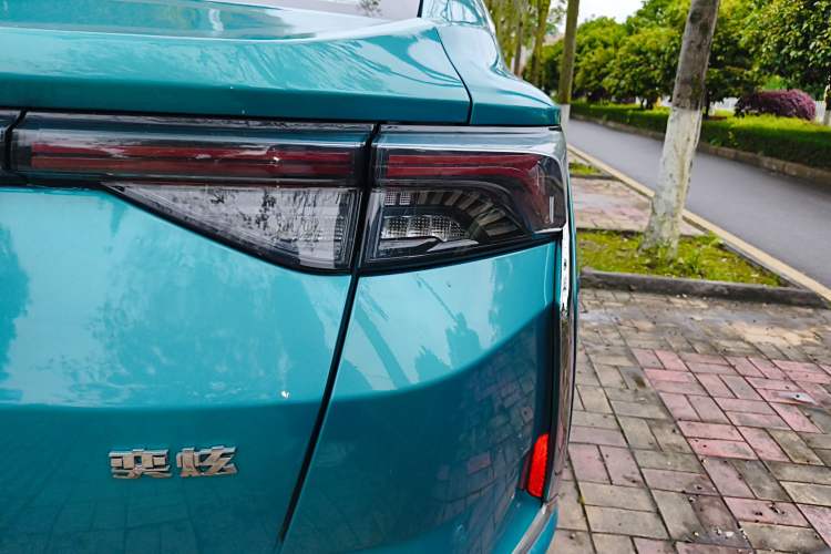 Used Dongfeng Aeolus Yixuan 2020 230T Automatic Xuan Yue Track Edition Right Rear Taillight