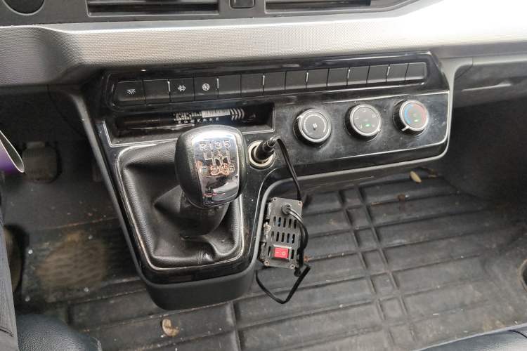 Used Dongfeng Yufeng 2023 V9+ 2.0T Manual Front-Wheel-Drive Multi-Function Mid-Roof Van with 7/8/9 Seats Gear Lever